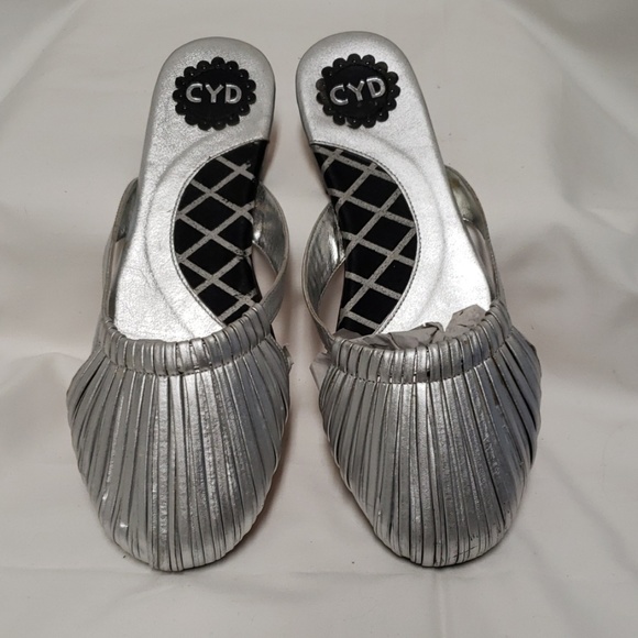 CYD by Cydney Mandel Silver Flats - Picture 1 of 6